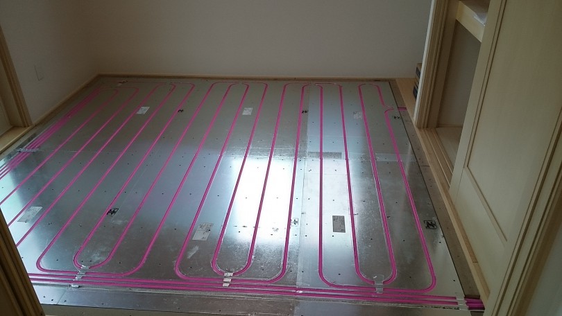 某メーカーの床暖畳施行写真です。15mm仕上がり和紙表仕様。